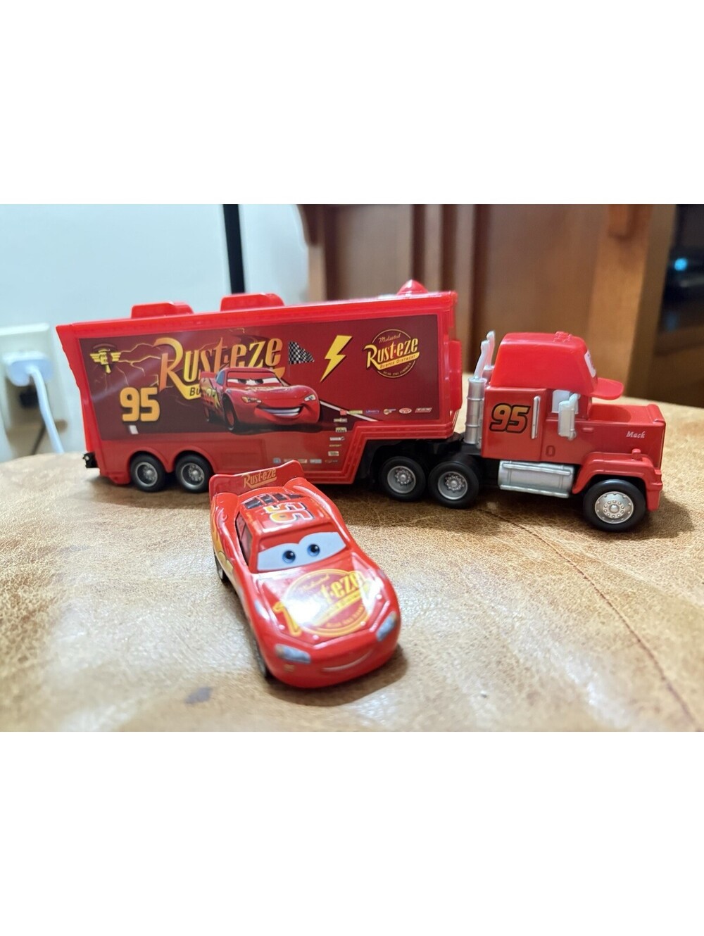 Cars Mack Lightning McQueen's Hauler 1:55 Scale With Car